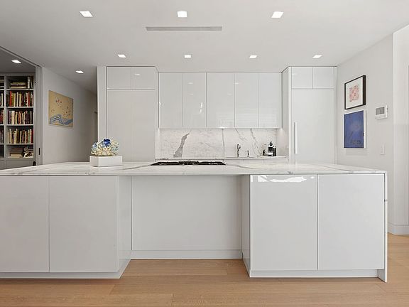 5th image of 130 E 12th St APT 5B