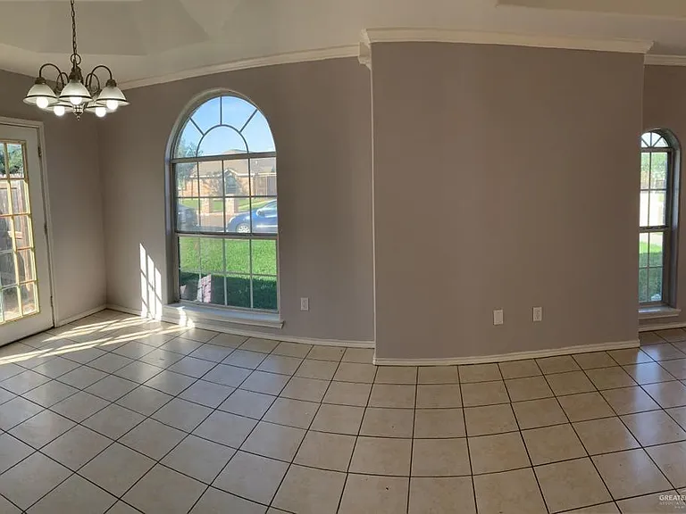 3708 W Sarah Evans — Photo 3