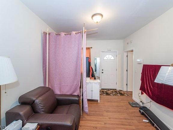 4th image of 440 Halsted St