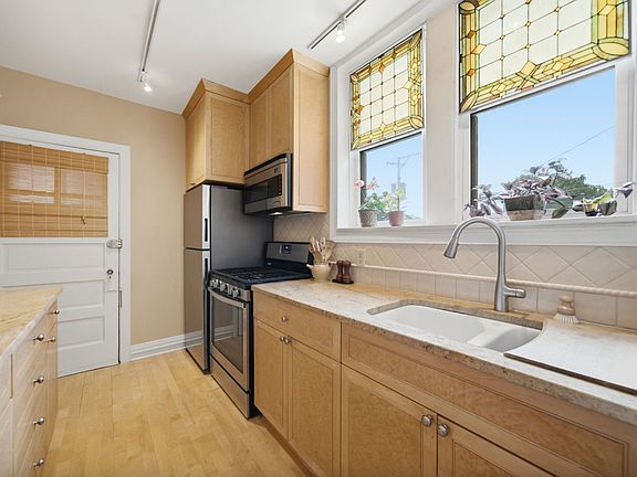5th image of 6751 N Artesian Ave APT 1C