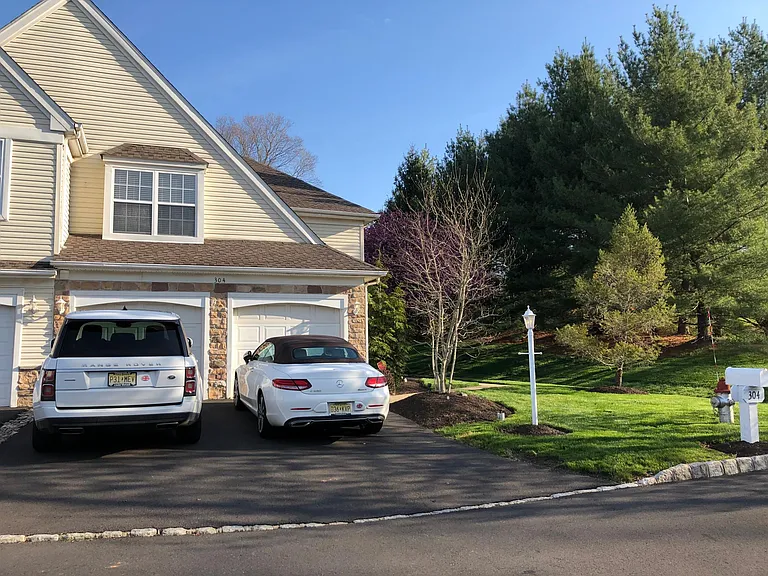 304 Weston Ln #21 — Photo 1