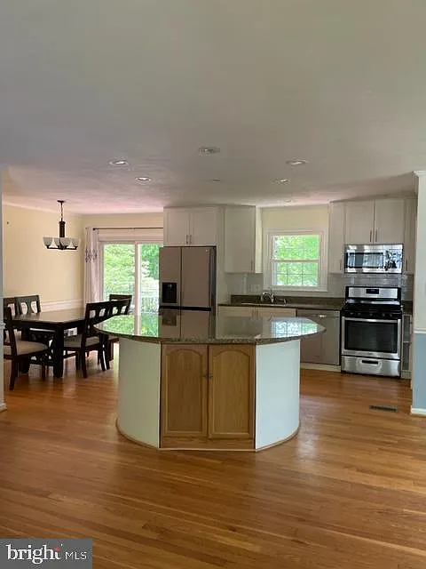 3 bed, 2.0 bath, 1188 sqft, $3,650 — Photo 2