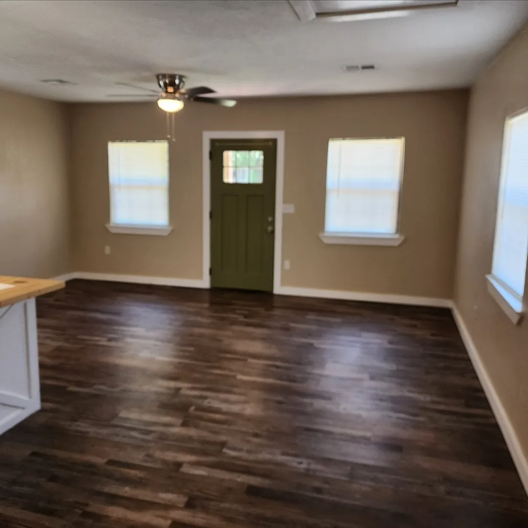 3 bed, 1150 sqft, $700 — Photo 2