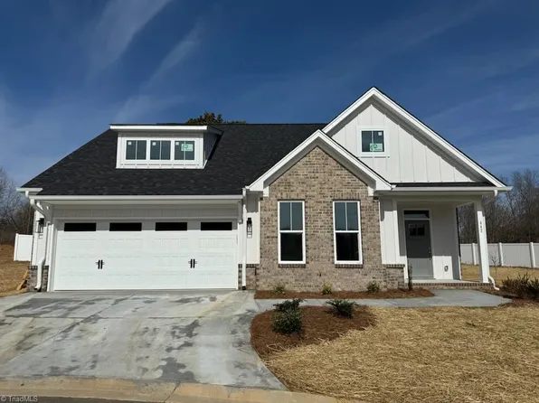 442 Fernwood Dr, Yadkinville, NC 27055
