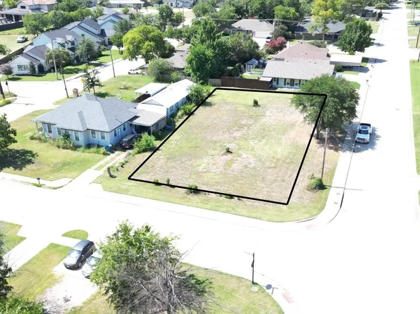 212 N Walnut St, Roanoke, TX 76262