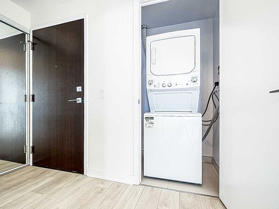 5th image of 2221 Yonge St #4809