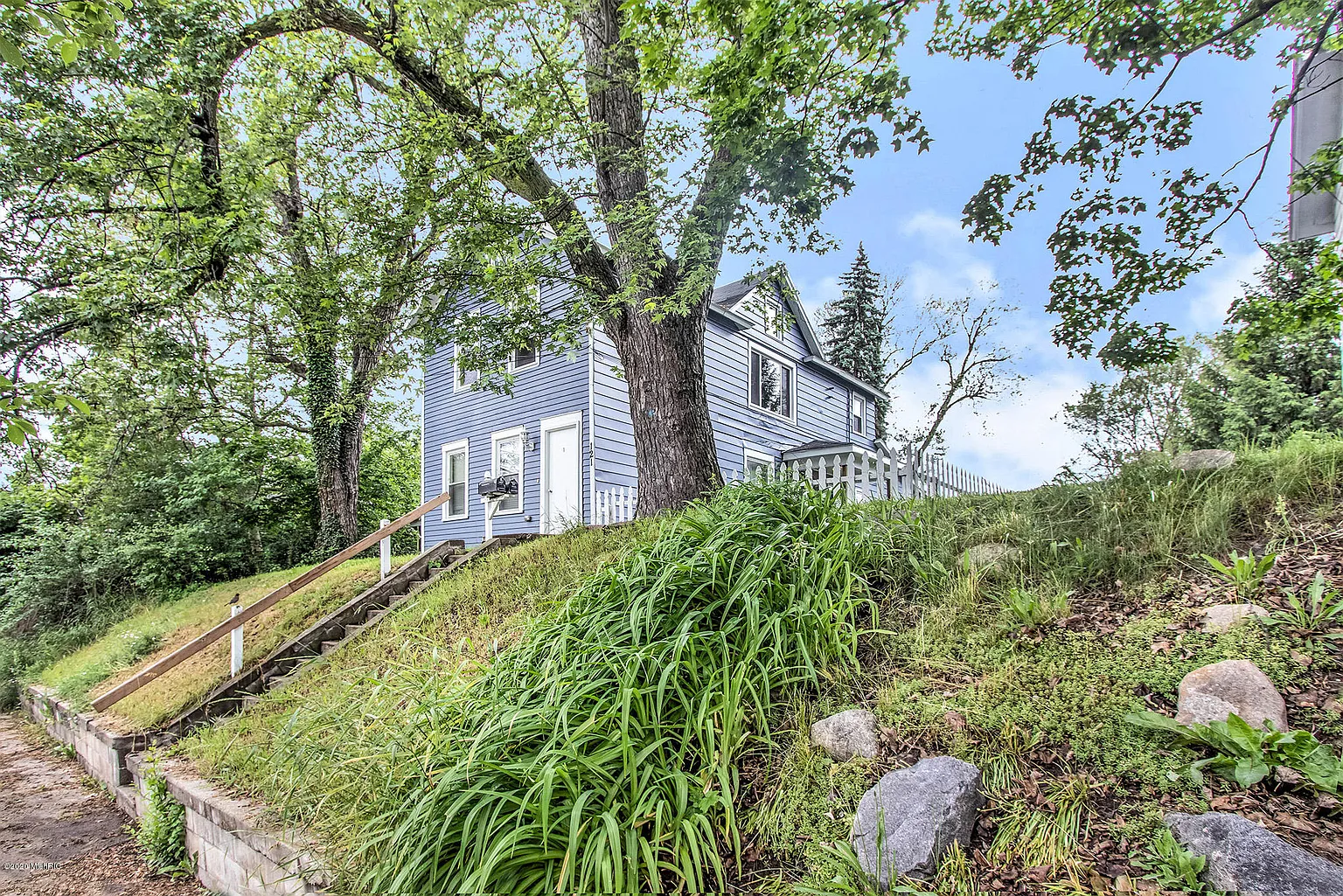 121 Leonard St NE photo 1