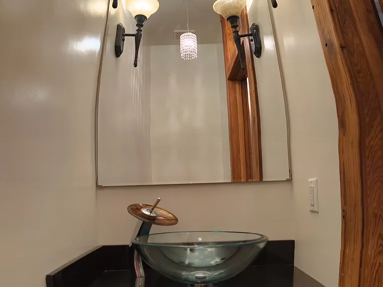 4040 Clermont Dr — Photo 23