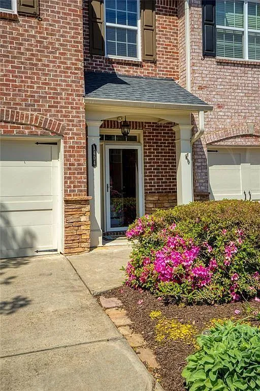 4 bed, 3.5 bath, 2600 sqft, $3,100 — Photo 2