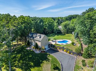 24 Willow Ln, Englishtown, NJ 07726