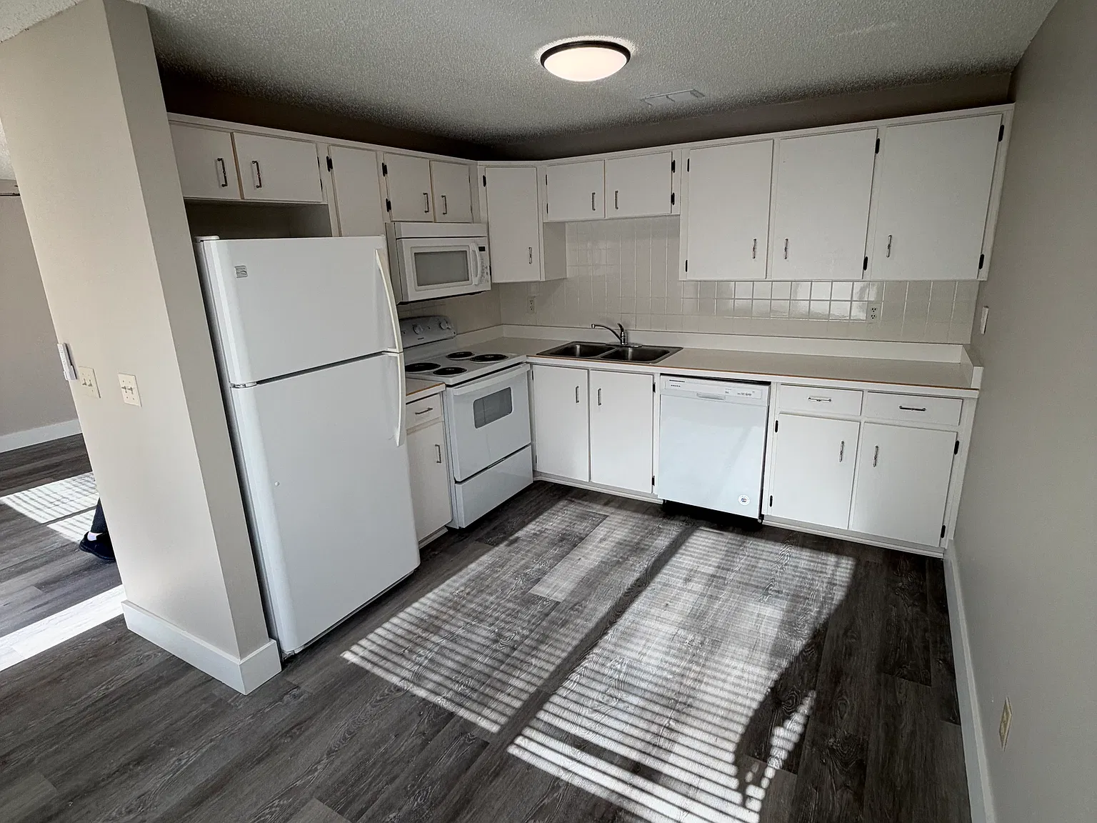 2 bed, 1.5 bath, 922 sqft, $1,695 — Photo 2