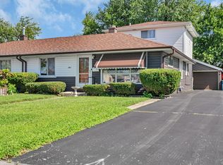 8955 S Corcoran Rd, Hometown, IL 60456