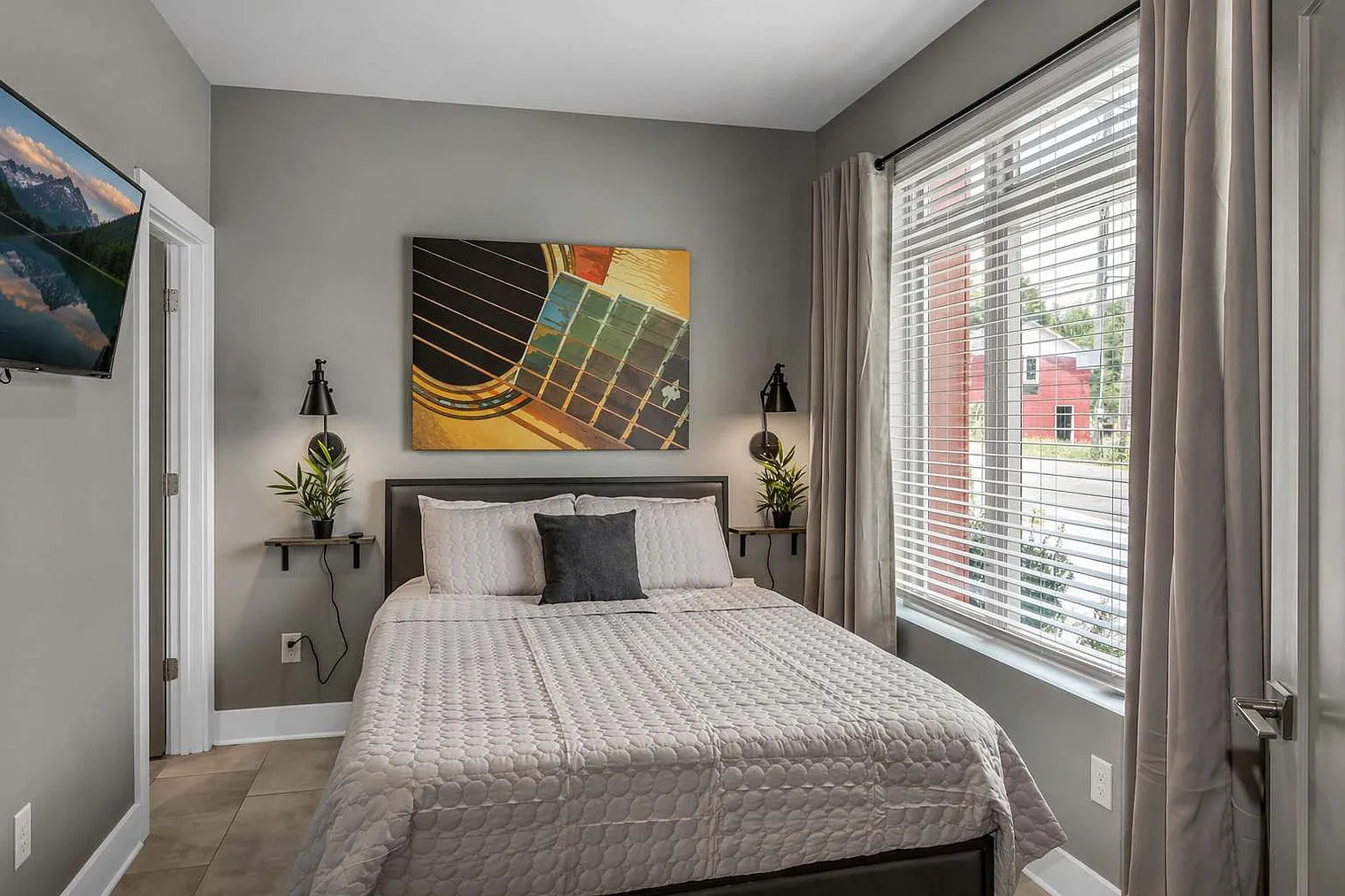 4 bed, 4.0 bath, 1711 sqft, $4,888 — Photo 3