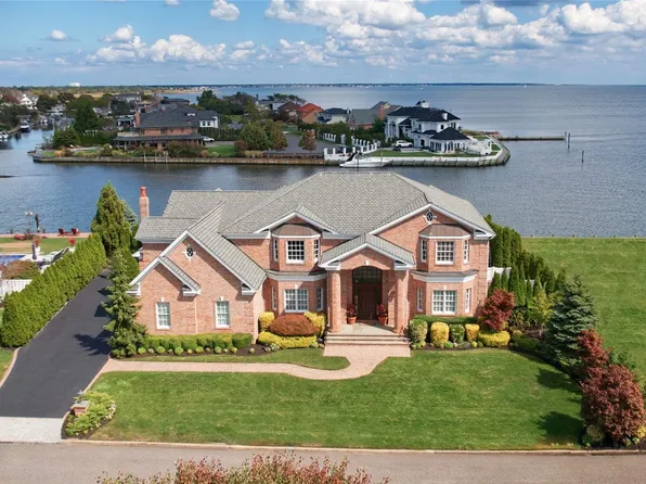 183 Pace Drive, West Islip, NY 11795