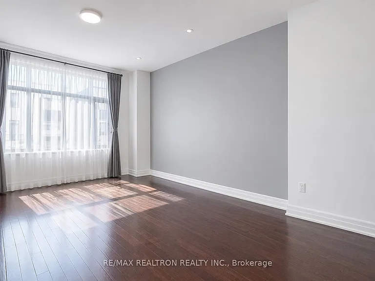 74 William Saville St E — Photo 2