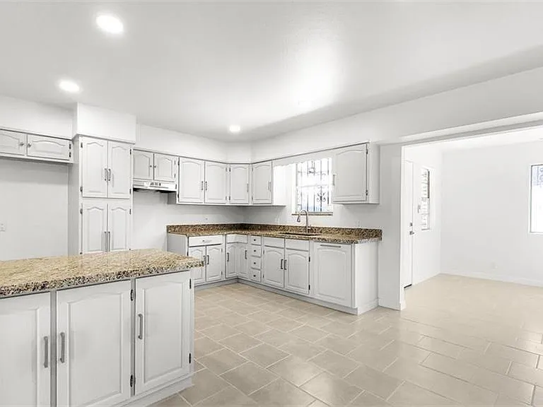 206 E Dunkin Cir — Photo 3