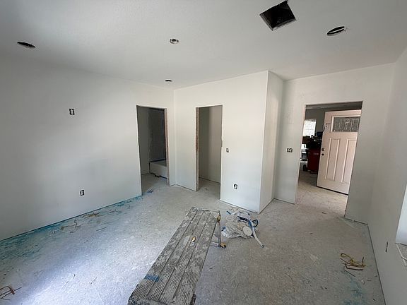 3rd image of 724 N 8th Ave