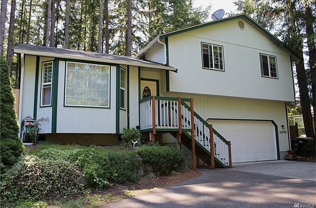 Welcome home to the gated community of Clearwood. This is an outdoor enthusiasts paradise. Swimming, boating, stocked fishing lake and miles of walking trails.