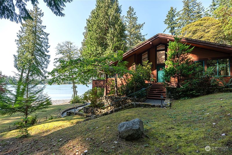 4th image of 934 Mitchell Bay Road
