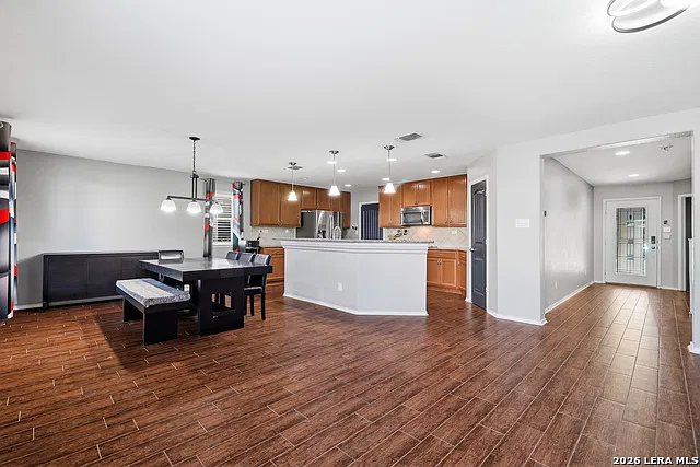 3 bed, 2.5 bath, 2402 sqft, $2,200 — Photo 4