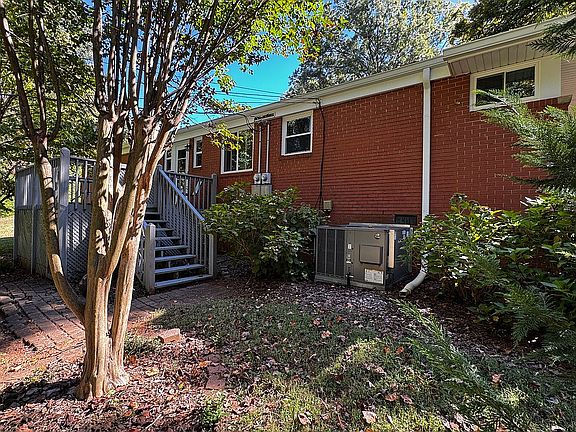 4th image of 3132 Marlborough Rd