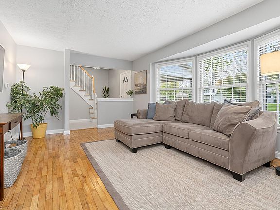4th image of 1027 Piccadilly Rd
