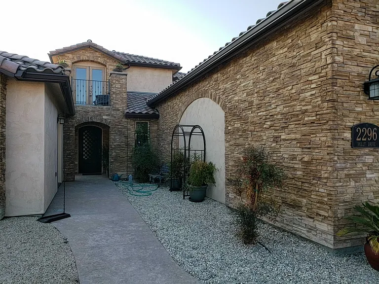 2296 Holly Dr — Photo 9