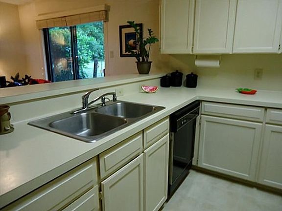 KITCHEN WITH BREAKFAST BAR