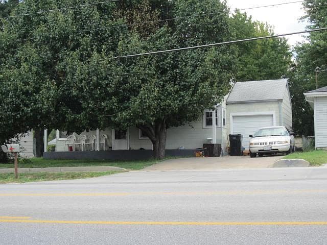 2nd image of 2615 E Division St