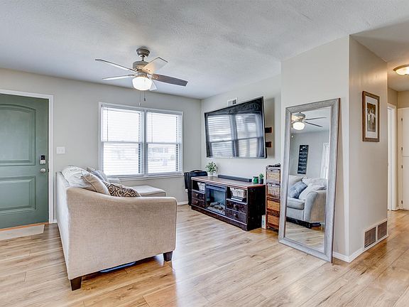 4th image of 3421 S Everett Ave