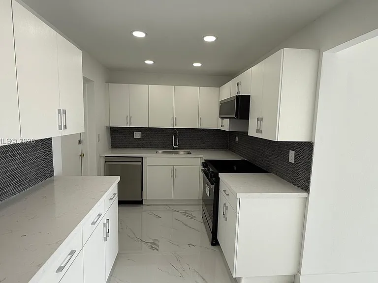 16850 S Glades Dr #4J — Photo 3