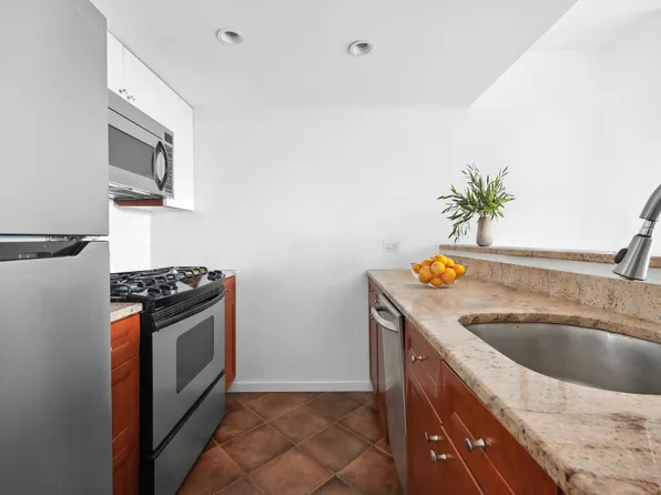 311 East 38th Street image 3 of 6