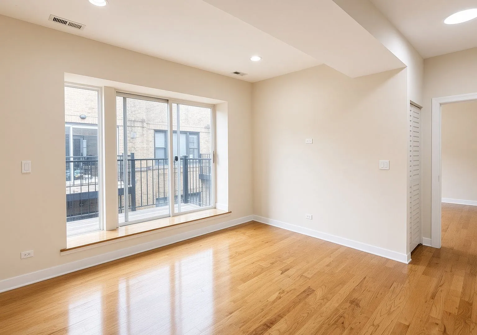 2 bed, 950 sqft, $2,246 — Photo 3