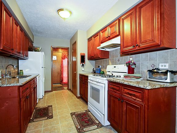 3rd image of 15240 Irving Ave