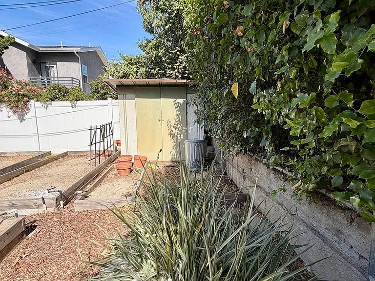 22206 Del Valle St — Photo 33