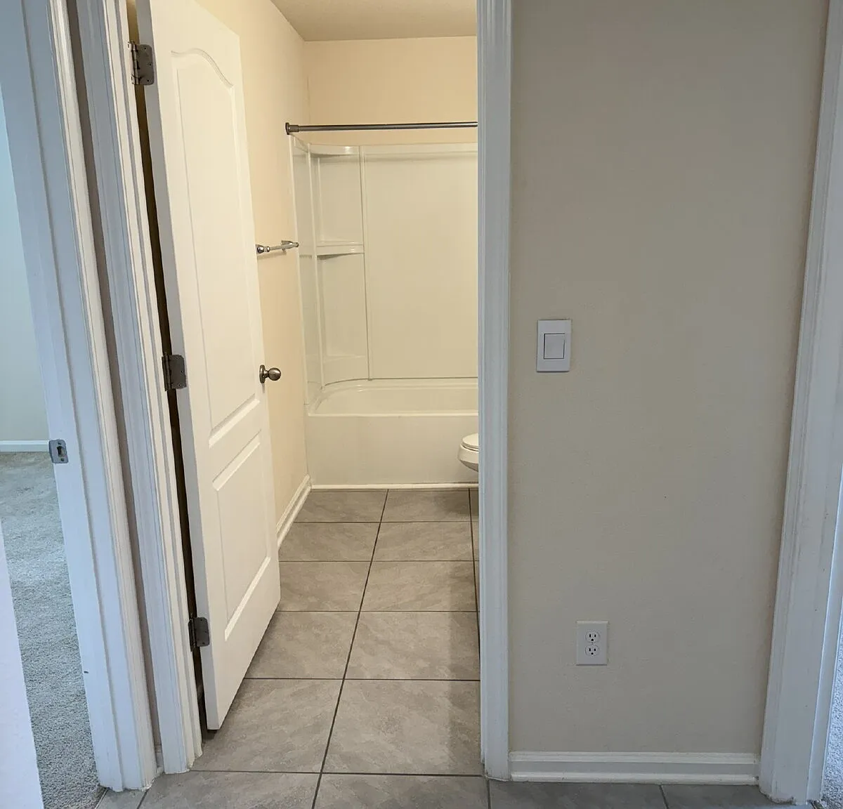 4 bed, 2.0 bath, 2400 sqft, $2,500 — Photo 4
