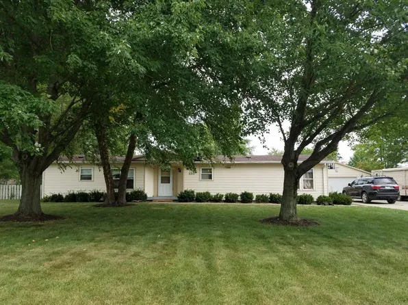 2210 Mallard Dr, Mahomet, IL 61853