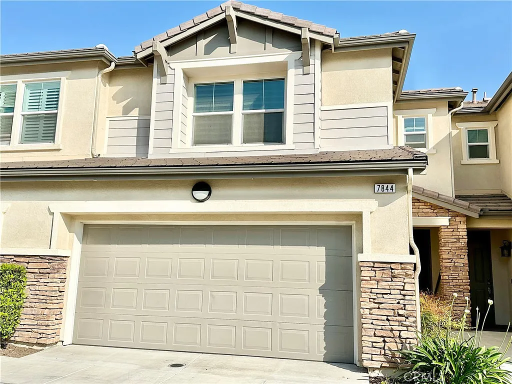 3 bed, 2.5 bath, 1674 sqft, $3,200 — Photo 1