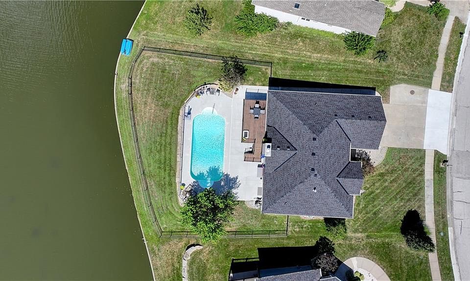 1st image of 632 SW Lakeview Dr