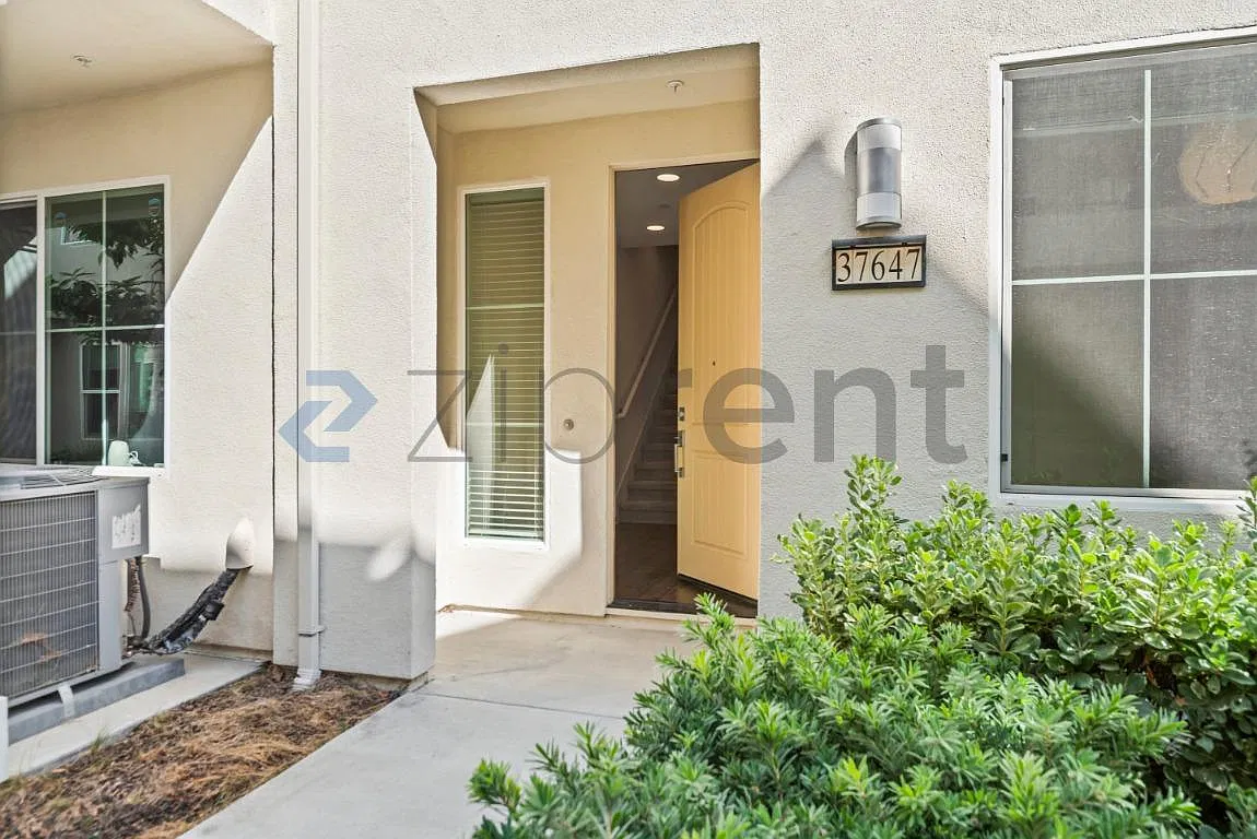 4 bed, 3.5 bath, 1694 sqft, $4,395 — Photo 3