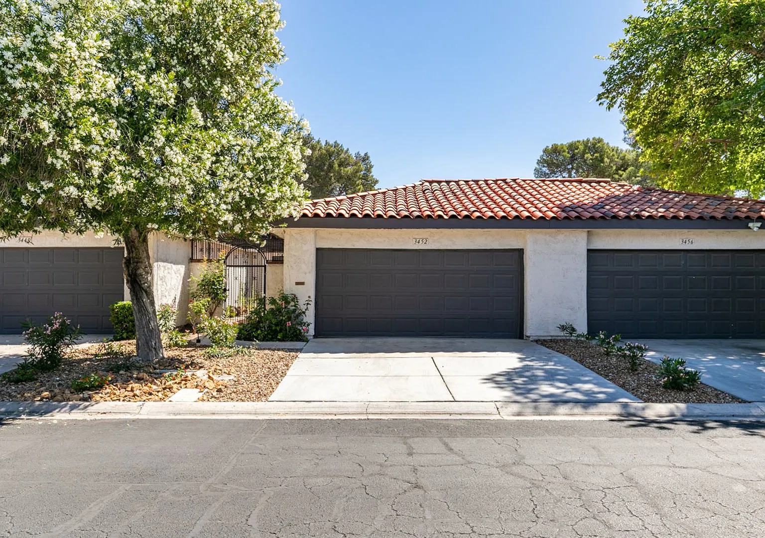 Spacious single story townhouse — Photo 1