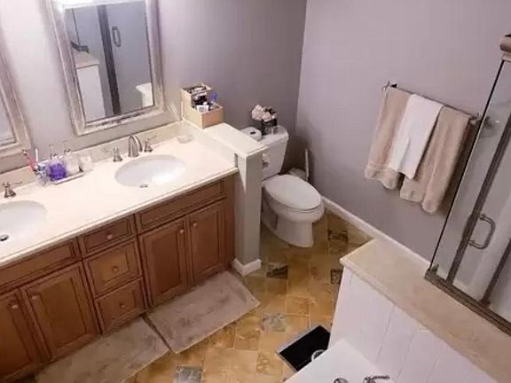 Master bath with soaking tub