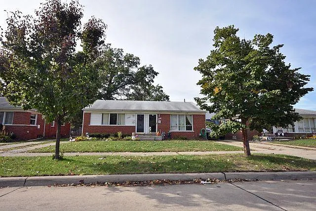 Oak Village — Photo 2