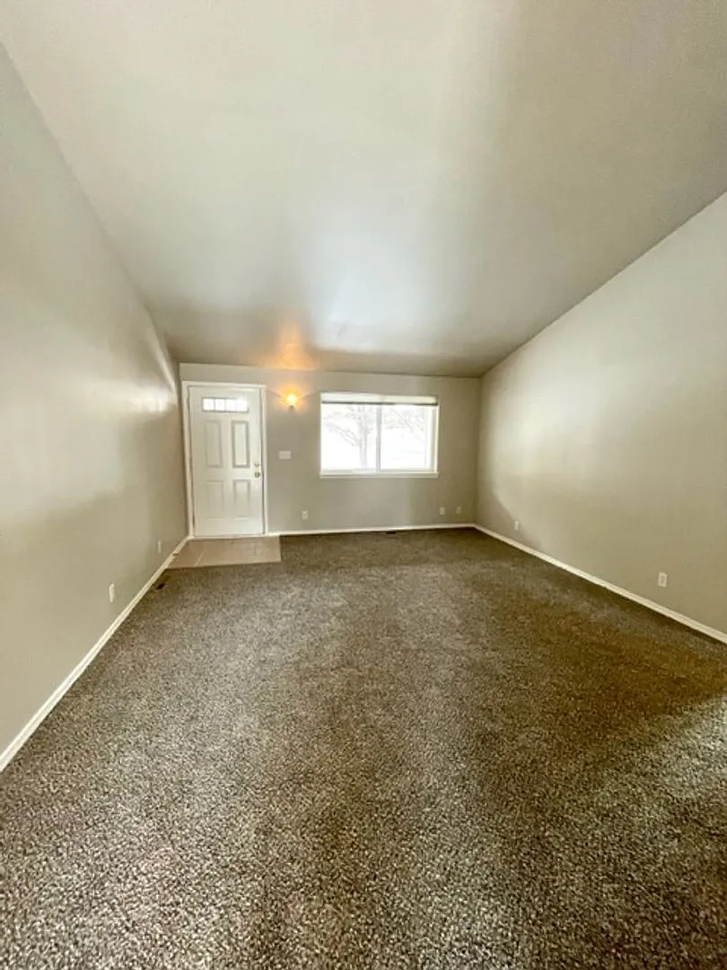 Beautiful 3 Bedroom Single Level home near Old Mill! — Photo 2
