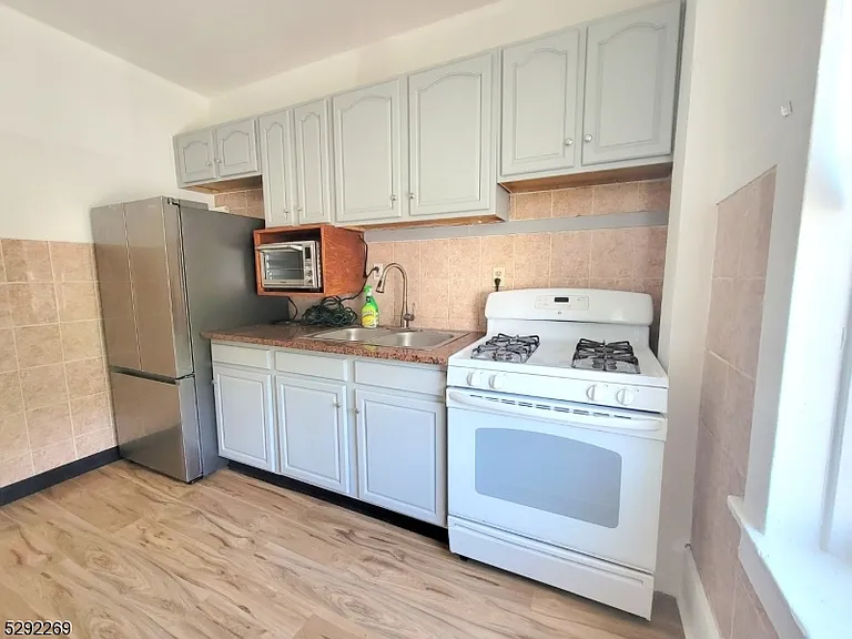 551 Franklin Ave #2R — Photo 6