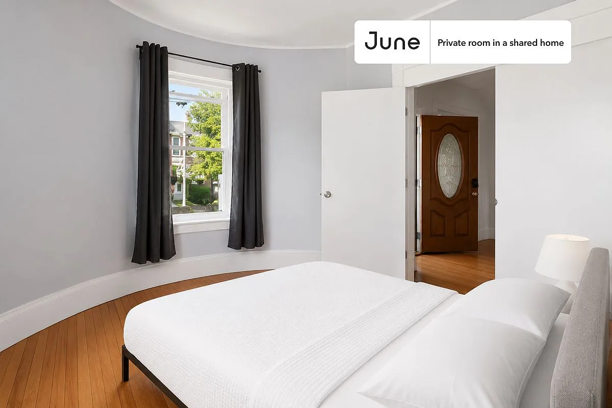 Queen bedroom in 6 bed/1.5 bath home in Brighton #587 C — Photo 1