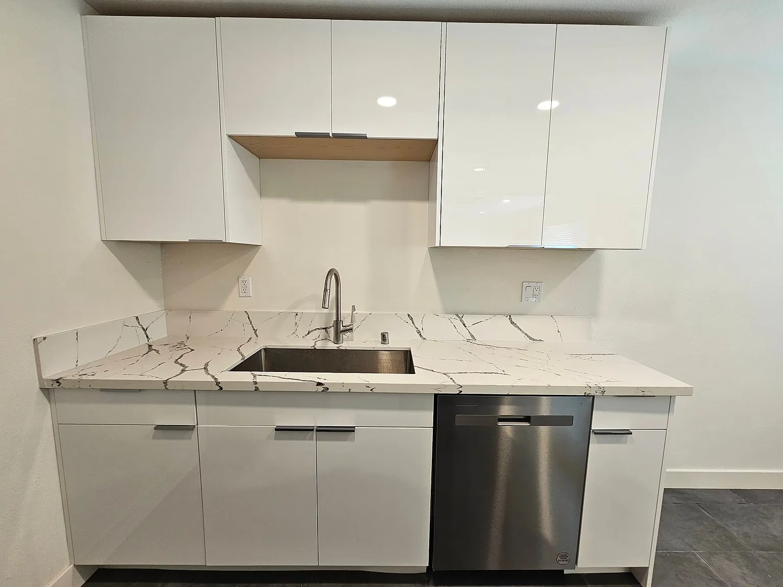 Hellman Apartments — Photo 1