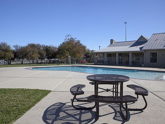 3rd image of 910 N Frio St #283