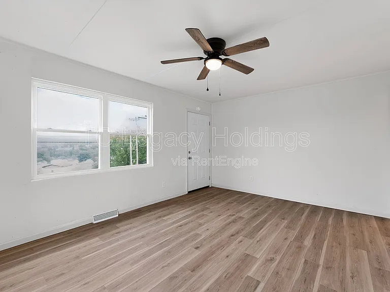 1533 Hoffman Ave — Photo 9