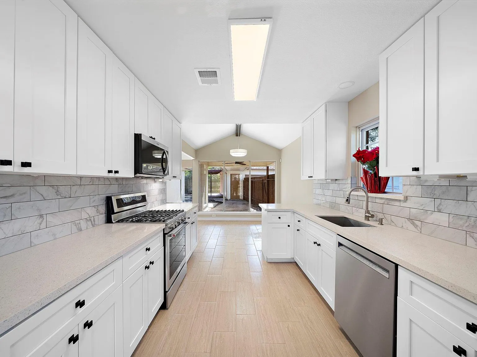 3 bed, 2.0 bath, 1767 sqft, $2,100 — Photo 3